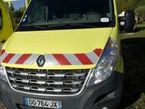 deux ambulances garées l'une à côté de l'autre dans un champ