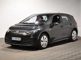 La Volkswagen e-Golf est garée dans une pièce au sol à carreaux.