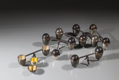 de nombreux objets métalliques posés sur une table