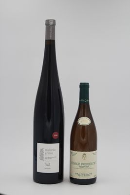 deux bouteilles de vin posées l'une à côté de l'autre sur une table