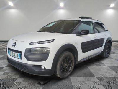 la citrole blanche est garée dans le garage sur un sol en damier