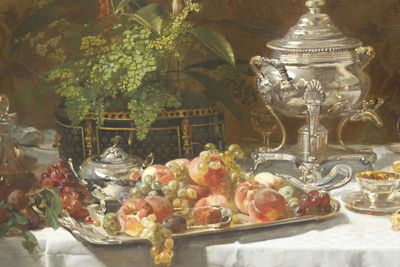 un tableau représentant un plateau de fruits et d'argenterie posé sur une table