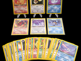 beaucoup de cartes pokemon sur la table