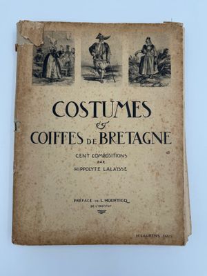 un vieux livre avec des photos de personnes, posé sur une table