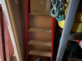 un sac à dos posé par terre à côté d'un escalier