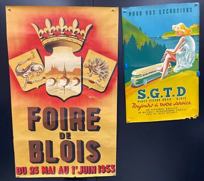 deux affiches accrochées au mur d'une pièce
