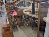 un grand miroir posé par terre dans un magasin