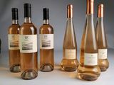 plusieurs bouteilles de vin posées les unes à côté des autres sur une table