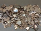 une grande pile de bijoux en argent posée sur une table