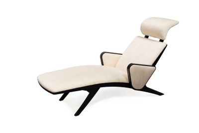 un fauteuil noir et blanc sur lequel repose un coussin blanc