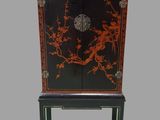 une armoire noire ornée d'un motif rouge et noir