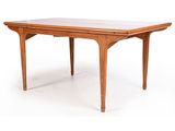 une image d'une table en bois sur fond blanc