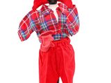 un mannequin vêtu d'une tenue rouge et portant une capuche