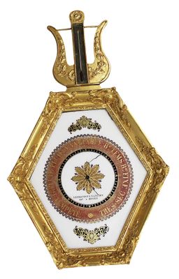 une horloge dorée et blanche surmontée d'une couronne