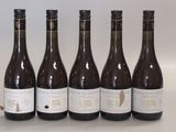six bouteilles de vin sont alignées sur une table