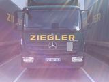 un camion qui roule sur la route devant d'autres camions