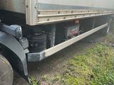 une photo d'un camion garé sur le bord de la route
