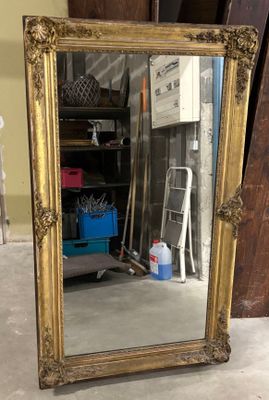 un miroir posé sur le sol de la pièce