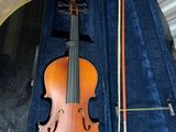 un violon posé sur le sol dans un étui