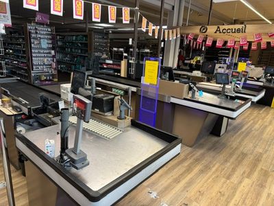 une caisse dans un magasin sur laquelle sont posés de nombreux articles