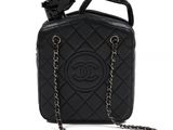 chanel black quilted shoulder bag