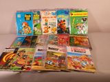 beaucoup de livres pour enfants qui se trouvent sur la table