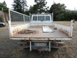 un camion blanc garé dans la poussière