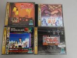 Quatre DVD japonais sont empilés les uns sur les autres sur une table