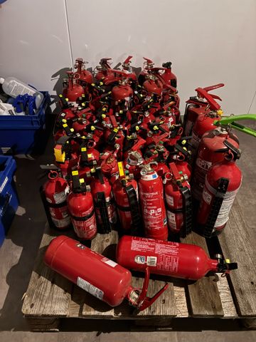 60 extincteurs de voiture environ. Frais en sus 14.28%. TVA Récup...