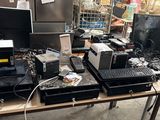 de nombreux appareils électroniques posés sur une table dans une pièce