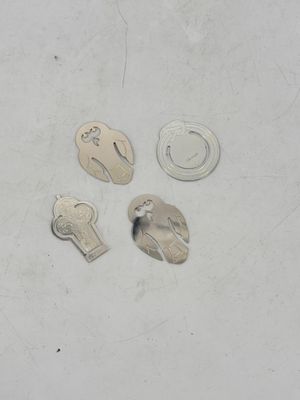 quatre clés et un porte-clés posés sur une surface blanche
