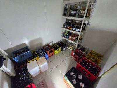 une pièce remplie de nombreuses bouteilles et caisses