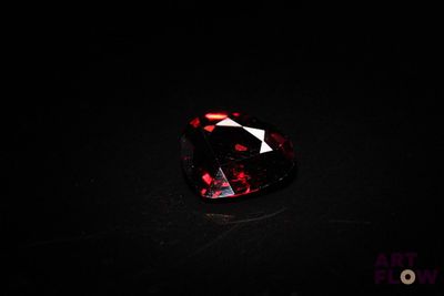 un diamant rouge dans l'obscurité