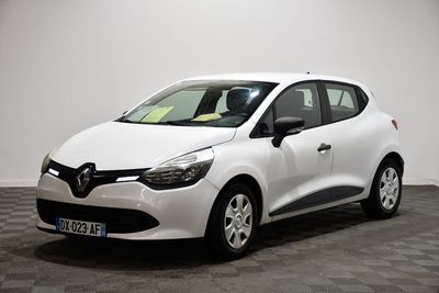 une voiture blanche est garée dans une pièce au sol à carreaux