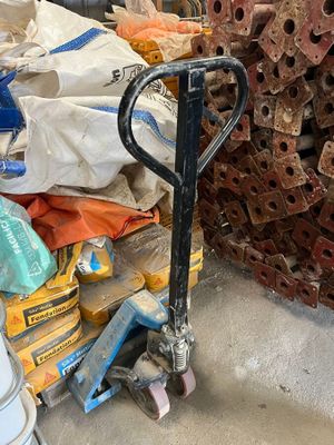 une photo d'une palette dans un entrepôt avec une pile de briques