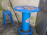 une table bleue et un tabouret bleu devant un mur