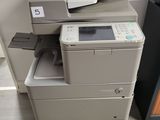 une imprimante posée sur un bureau