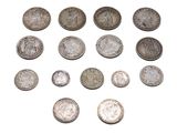 gros plan d'un paquet de pièces de monnaie sur une surface blanche