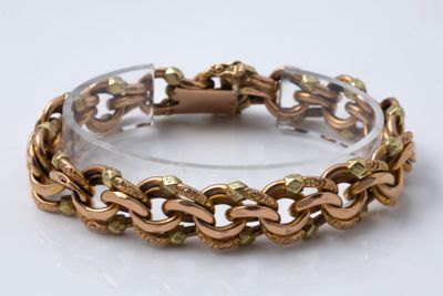 un gros plan d'un bracelet posé sur une table, sur fond blanc