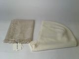 Deux morceaux de tissu blanc sont posés sur une surface blanche.