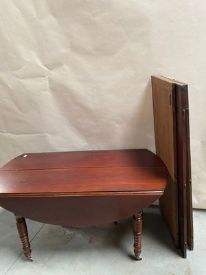 une image représentant une petite table avec une porte ouverte