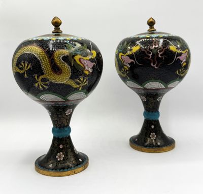 une paire de vases noirs et dorés ornés de motifs de dragons