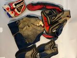Plusieurs paires de gants de baseball et de mitaines sont posées sur une feuille de papier