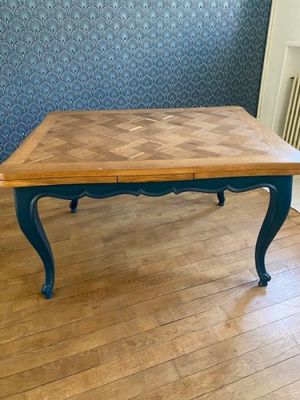 une photo d'une table en bois dans une pièce