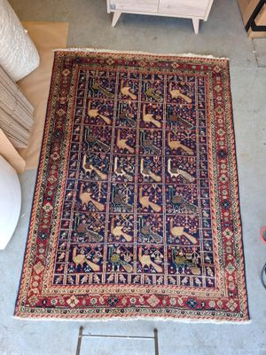 un tapis qui se trouve sur le sol d'une pièce