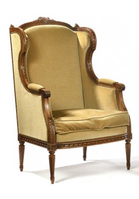 une image représentant une chaise avec une assise rembourrée beige et un piètement en bois