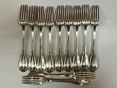 beaucoup de fourchettes et de cuillères sur la table