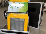 une machine jaune posée sur le sol