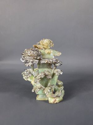 Vase en serpentine sculpté de fleurs.