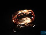 un diamant orange sur une surface noire